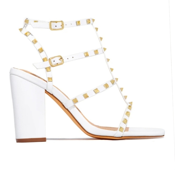 Lynda on White - Picture 2 of 4